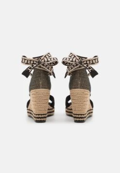 Tamaris Sandalen Met Plateauzool - Black 11 Tamaris Sandalen Met Plateauzool - Black -Caprice Winkel 286f4df3376d45a7a88ef2cdc4fbb8a4