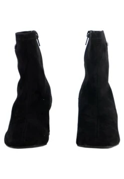 Daniela - Korte Laarzen - Noir Suede -Caprice Winkel 2b75777d86bf4bb89b74b95d380ca528