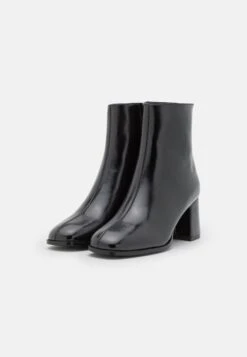 Vero Moda Vmnesya Boot - Korte Laarzen - Black 10 Vero Moda Vmnesya Boot - Korte Laarzen - Black -Caprice Winkel 30aa261b9e69401abca3394d65590e1b