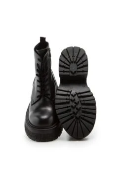 Karen - Enkellaarsjes Met Plateauzool - Black -Caprice Winkel 3fe593cee5cd482aa722c5892d570564