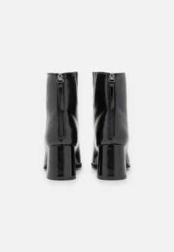 Vero Moda Vmnesya Boot - Korte Laarzen - Black 11 Vero Moda Vmnesya Boot - Korte Laarzen - Black -Caprice Winkel 484077017f4649888e4772a971e73963
