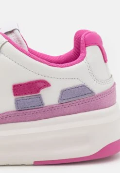 Emporio Armani Sneakers Laag - White/Pink -Caprice Winkel 6ab5ca49a7734fedb8b7a6f5f1c5966f