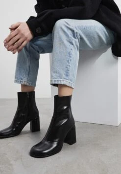 Enkellaarsjes Met Hoge Hak - Black -Caprice Winkel 761dec18c40a4e8db7a51460541bc711