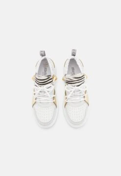 Roberto Cavalli Mondial Logo - Sneakers Laag - White/ Gold/ Black -Caprice Winkel 7bc4458b51b64cbaa5f8e88a7213662b