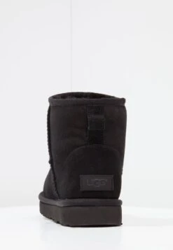 Ugg Classic Mini - Korte Laarzen - Black 16 Ugg Classic Mini - Korte Laarzen - Black -Caprice Winkel 7c7e7382554e433aae7c9c33349d0382