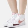 Nike Sportswear Blazer Mid '77 Next Nature - Sneakers Hoog - White/Red Stardust/Night Maroon/Siren Red/Black/Volt -Caprice Winkel 80db996752c34acf9feed2817a210f1a