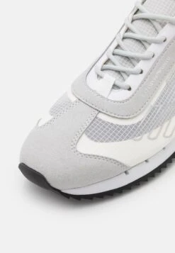 EA7 Emporio Armani Summer Unisex - Sneakers Laag - White/Silver -Caprice Winkel 92e53df77fc74039bdffee2cc73e2fda