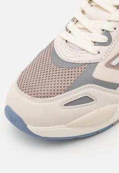 EA7 Emporio Armani Ace Runner Unisex - Sneakers Laag - Pastel Parchment/Whisper Pink -Caprice Winkel 92f11d2bf45d4f8b89e9880f201dc586