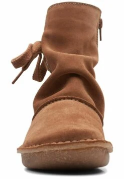 Clarks Enkellaarsjes Met Plateauzool - Dark Tan Suede -Caprice Winkel 9636f194b63544cfaf323f3ae16d18d8