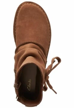Clarks Enkellaarsjes Met Plateauzool - Dark Tan Suede -Caprice Winkel a54e53a619b844bfb44d628a1312a797