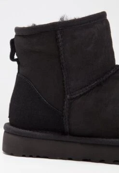 Ugg Classic Mini - Korte Laarzen - Black 19 Ugg Classic Mini - Korte Laarzen - Black -Caprice Winkel a911d1b31add41fdbb8c61a60b9cc56b