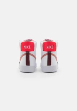 Nike Sportswear Blazer Mid '77 Next Nature - Sneakers Hoog - White/Red Stardust/Night Maroon/Siren Red/Black/Volt -Caprice Winkel c4d63fc0221e467f8183688b5a4a8661