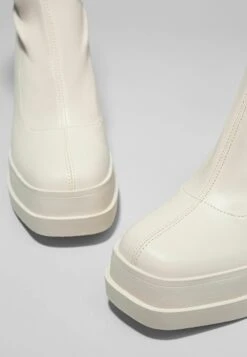 BERSHKA Fitted 11103160 - Enkellaarsjes Met Plateauzool - Off White -Caprice Winkel d0d9975b5bdb4ca19e72c976388efabf