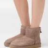 Ugg Classic Mini - Korte Laarzen - Caribou -Caprice Winkel d487b1af3f7b4012945ca731af11492d