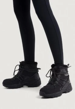 Oysho With Furry Inner - Snowboots- Black