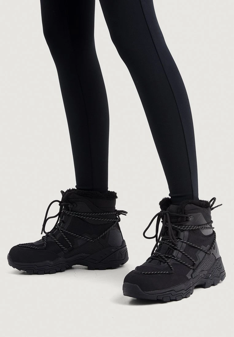 Oysho With Furry Inner - Snowboots- Black 3 Oysho With Furry Inner - Snowboots- Black