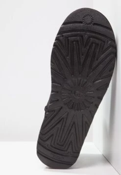 Ugg Classic Mini - Korte Laarzen - Black 18 Ugg Classic Mini - Korte Laarzen - Black -Caprice Winkel f357604ec0b446cf92cd699ddaccbfab