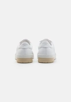 CLAUDIE PIERLOT Sneakers Laag - Blanc -Caprice Winkel f7e8313612674c939380444d25a86ee8