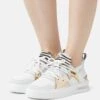Roberto Cavalli Mondial Logo - Sneakers Laag - White/ Gold/ Black